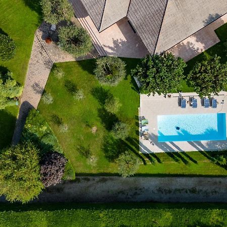 Villa Carini With 3000 Mq Garden & Heated Pool Кастельнуово-дель-Гарда Экстерьер фото