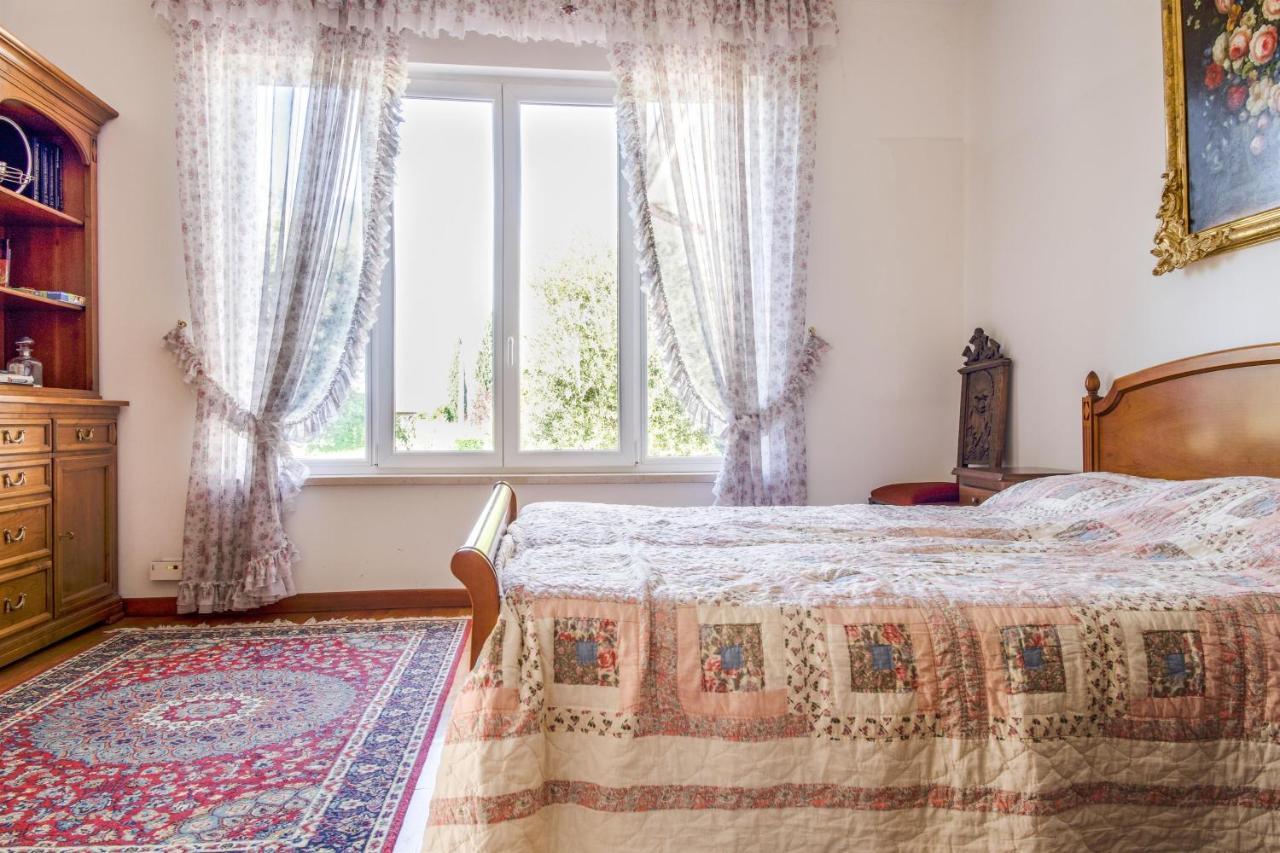 Villa Carini With 3000 Mq Garden & Heated Pool Кастельнуово-дель-Гарда Экстерьер фото