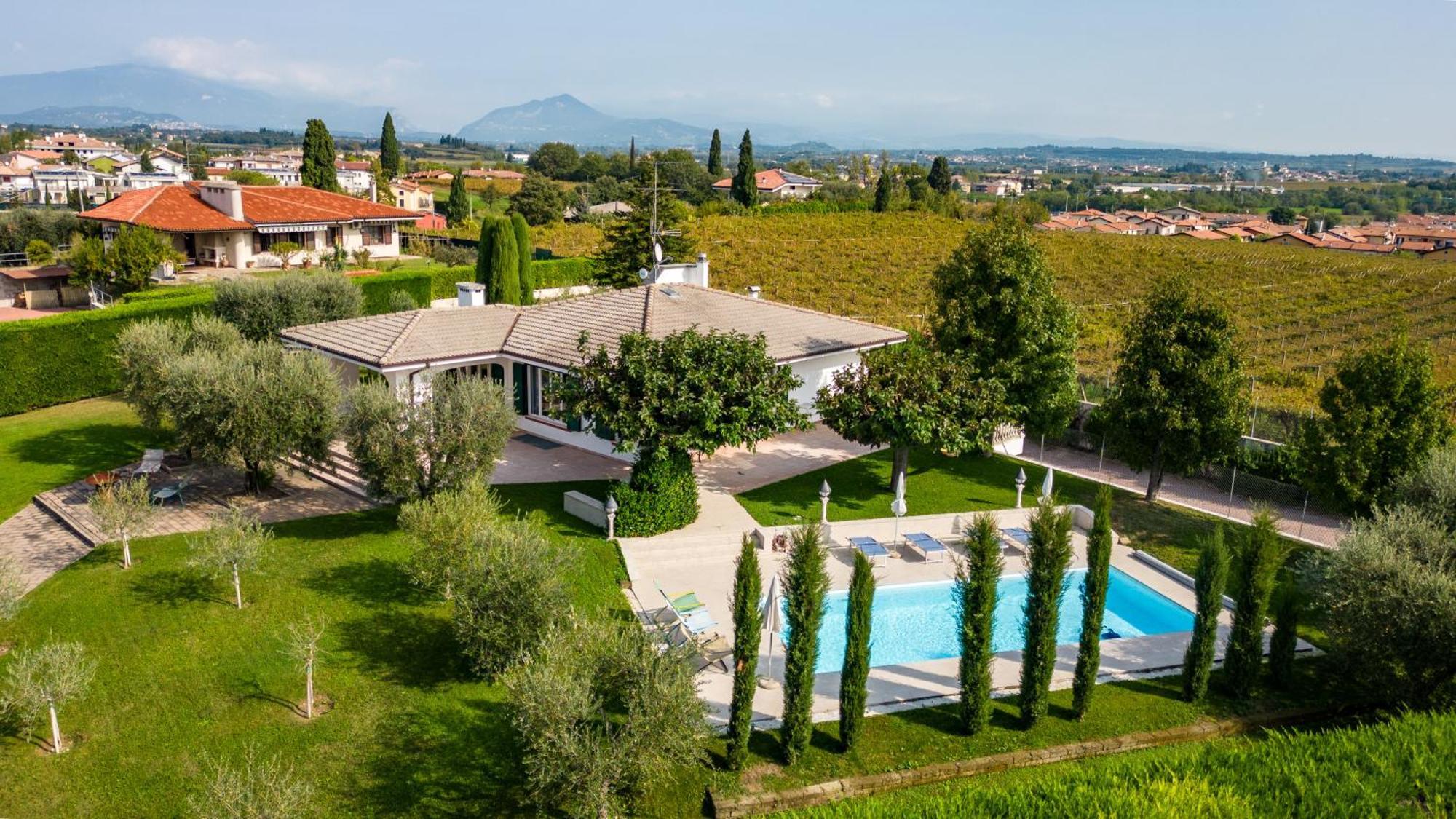 Villa Carini With 3000 Mq Garden & Heated Pool Кастельнуово-дель-Гарда Экстерьер фото