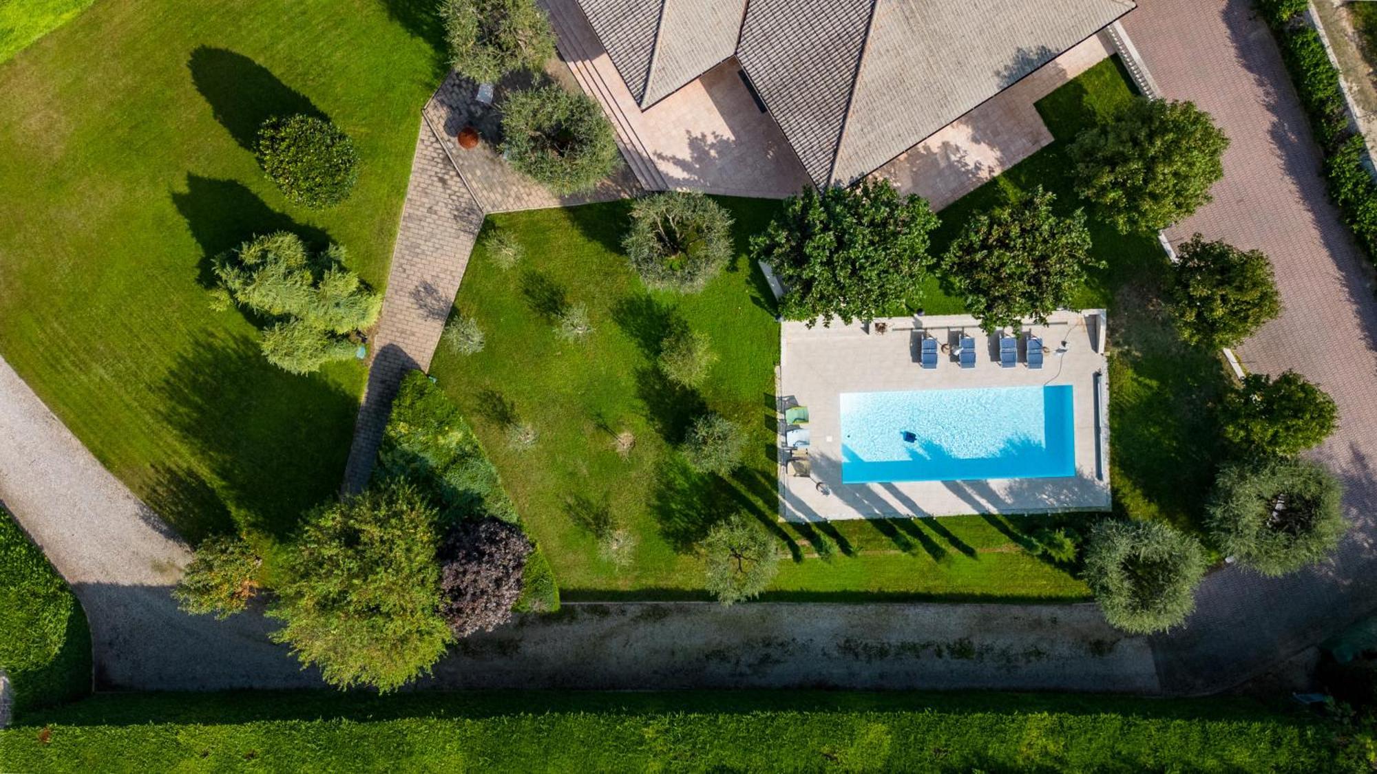 Villa Carini With 3000 Mq Garden & Heated Pool Кастельнуово-дель-Гарда Экстерьер фото