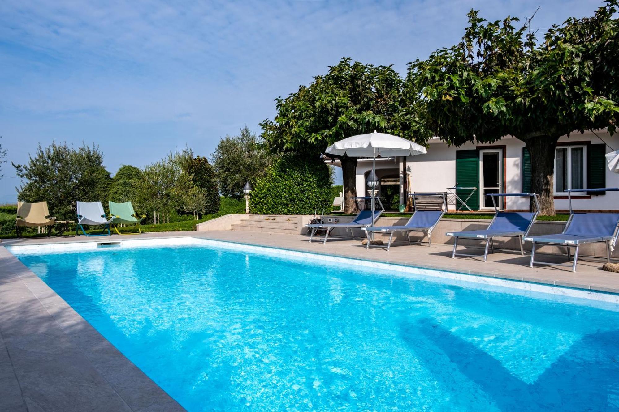 Villa Carini With 3000 Mq Garden & Heated Pool Кастельнуово-дель-Гарда Экстерьер фото