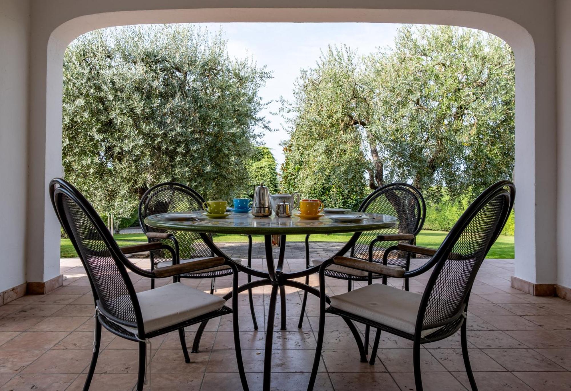 Villa Carini With 3000 Mq Garden & Heated Pool Кастельнуово-дель-Гарда Экстерьер фото
