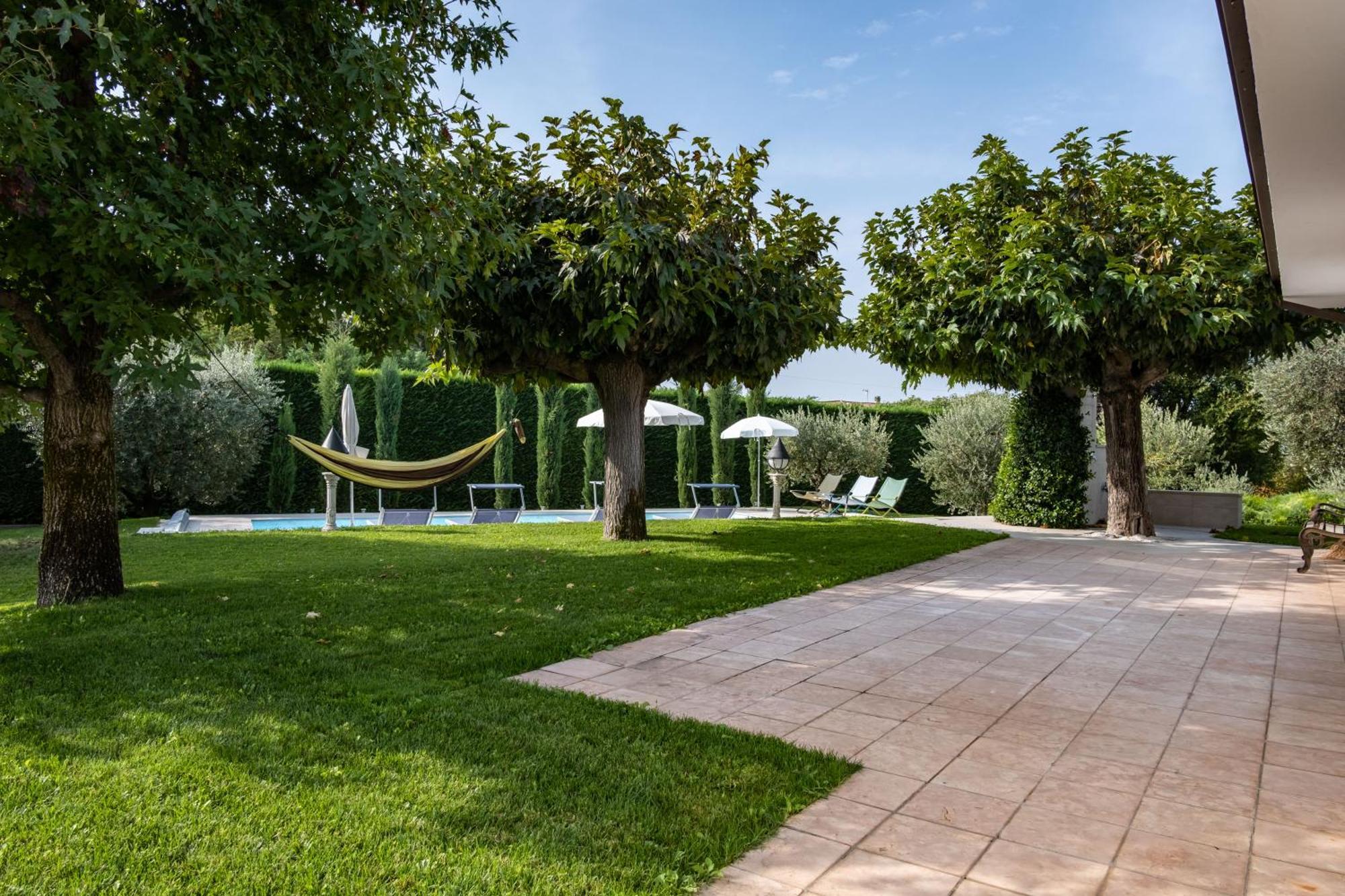 Villa Carini With 3000 Mq Garden & Heated Pool Кастельнуово-дель-Гарда Экстерьер фото