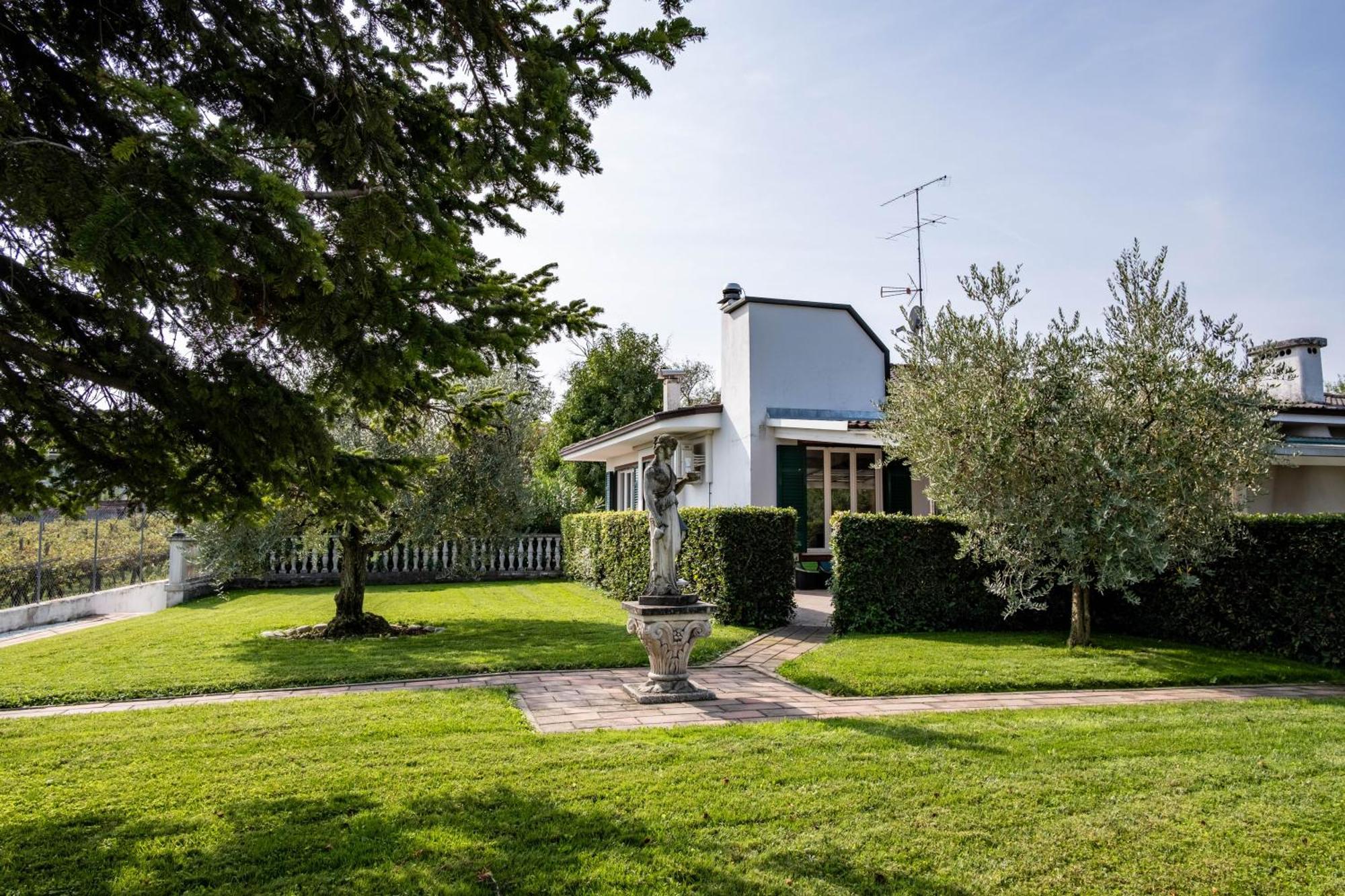 Villa Carini With 3000 Mq Garden & Heated Pool Кастельнуово-дель-Гарда Экстерьер фото