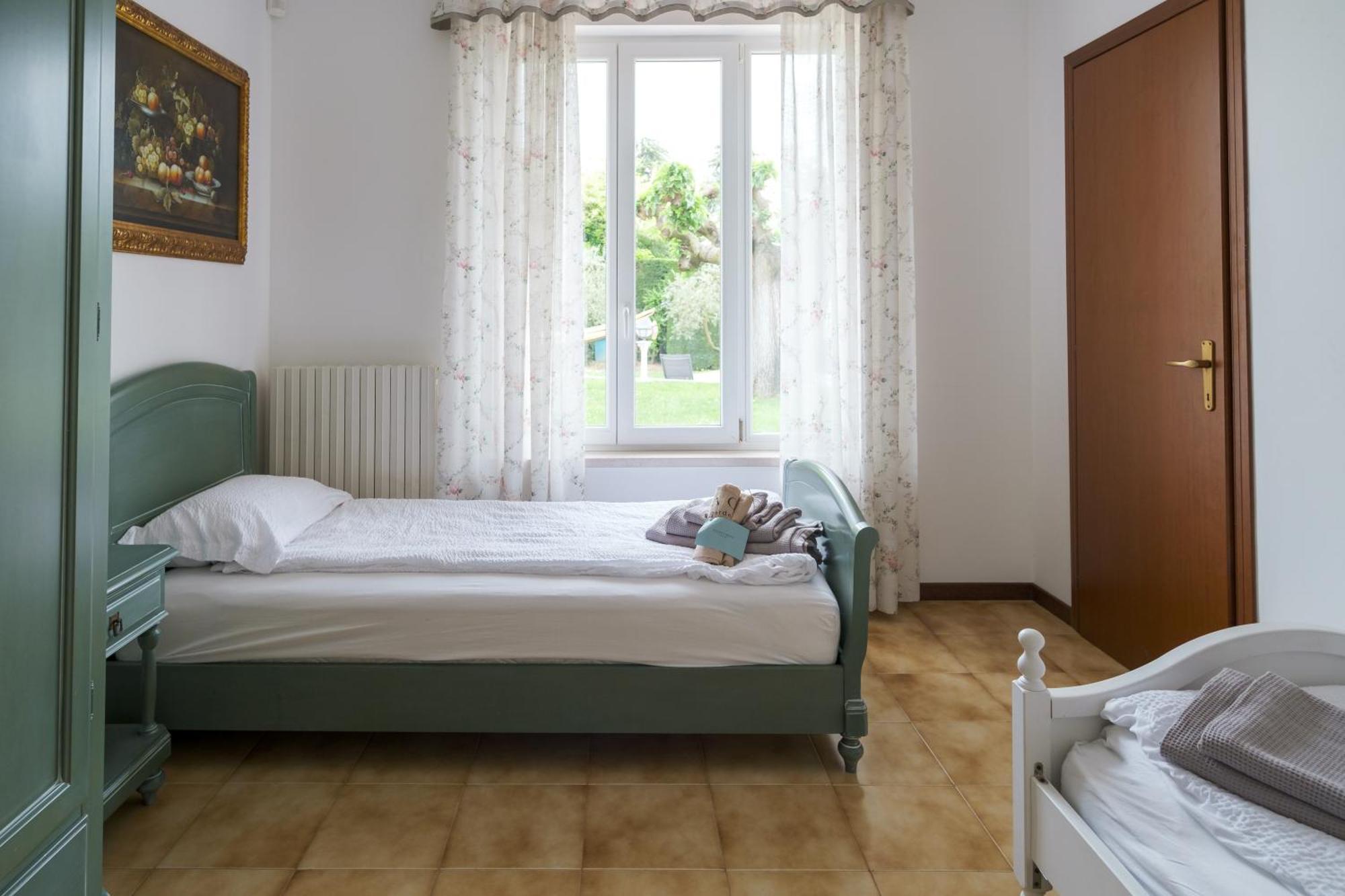 Villa Carini With 3000 Mq Garden & Heated Pool Кастельнуово-дель-Гарда Экстерьер фото